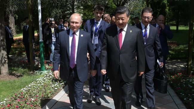 Владимир Путин и председатель КНР Си Цзиньпин во время встречи в резиденции китайского лидера в Душанбе. 15 июня 2019 Владимир Путин и председатель КНР Си Цзиньпин во время встречи в резиденции китайского лидера в Душанбе. 15 июня 2019