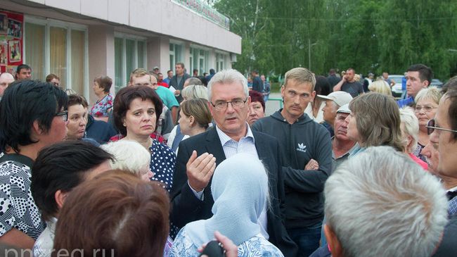 Губернатор Пензенской области Иван Белозерцев беседует с жителями села Чемодановка Бессоновского района Пензенской области относительно сложившейся ситуации Губернатор Пензенской области Иван Белозерцев беседует с жителями села Чемодановка Бессоновского района Пензенской области относительно сложившейся ситуации