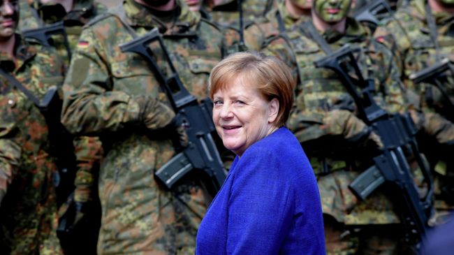Канцлер Германии Ангела Меркель с солдатами Бундесвера Канцлер Германии Ангела Меркель с солдатами Бундесвера