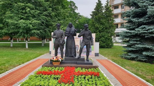 Памятник военным медикам открытый в преддверии Дня медицинского работника в сквере Центрального военного клинического госпиталя им. П. В. Мандрыка в Москве. 15 июня 2019 Памятник военным медикам открытый в преддверии Дня медицинского работника в сквере Центрального военного клинического госпиталя им. П. В. Мандрыка в Москве. 15 июня 2019