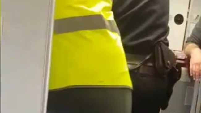 Пьяные пассажиры устроили дебош в аэропорту Новокузнецка. Видео Пьяные пассажиры устроили дебош в аэропорту Новокузнецка. Видео
