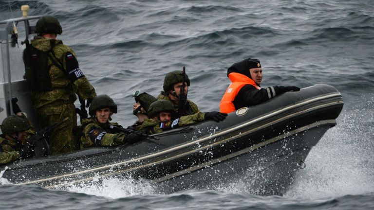 Российские военнослужащие во время совместных российско-японских учений по поиску и спасению на море Сарекс-2019 Российские военнослужащие во время совместных российско-японских учений по поиску и спасению на море Сарекс-2019