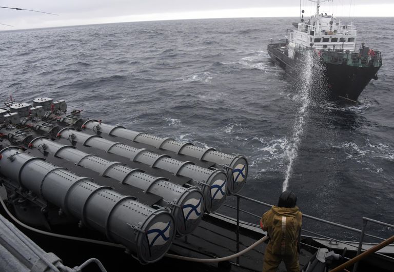 Большой гидрографический катер БГК-2151 во время совместных российско-японских учений по поиску и спасению на море Сарекс-2019 Большой гидрографический катер БГК-2151 во время совместных российско-японских учений по поиску и спасению на море Сарекс-2019
