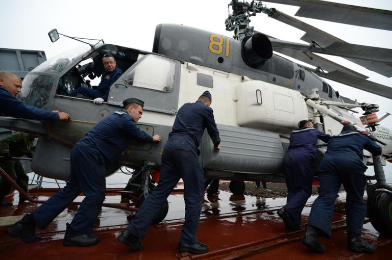 Моряки готовят к полёту вертолёт Ка-27 во время совместных российско-японских учений по поиску и спасению на море Сарекс-2019 Моряки готовят к полёту вертолёт Ка-27 во время совместных российско-японских учений по поиску и спасению на море Сарекс-2019