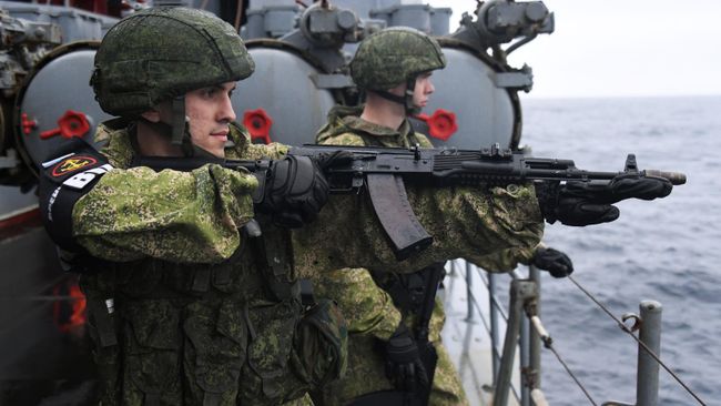 Российские военнослужащие во время совместных российско-японских учений по поиску и спасению на море Сарекс-2019 Российские военнослужащие во время совместных российско-японских учений по поиску и спасению на море Сарекс-2019