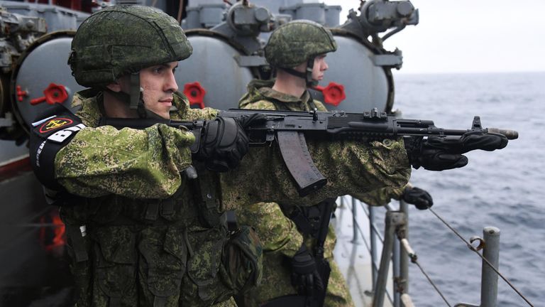 Российские военнослужащие во время совместных российско-японских учений по поиску и спасению на море Сарекс-2019 Российские военнослужащие во время совместных российско-японских учений по поиску и спасению на море Сарекс-2019