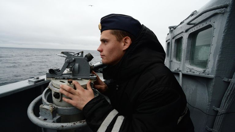 Российский моряк во время совместных российско-японских учений по поиску и спасению на море Сарекс-2019 Российский моряк во время совместных российско-японских учений по поиску и спасению на море Сарекс-2019
