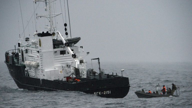 Большой гидрографический катер БГК-2151 во время совместных российско-японских учений по поиску и спасению на море Сарекс-2019 Большой гидрографический катер БГК-2151 во время совместных российско-японских учений по поиску и спасению на море Сарекс-2019