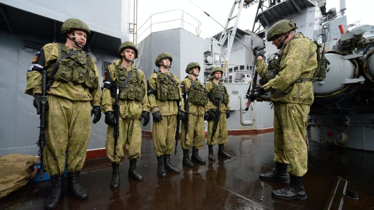 Российские военнослужащие во время совместных российско-японских учений по поиску и спасению на море Сарекс-2019 Российские военнослужащие во время совместных российско-японских учений по поиску и спасению на море Сарекс-2019
