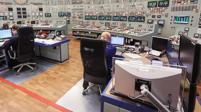 Сотрудники концерна Росэнергоатом за пультом управления 1-го и 2-го реакторного блока Кольской АЭС 