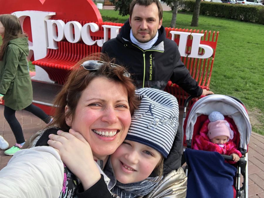 Светлана с супругом Дмитрием и дочками Александрой и Вероникой в Ярославле Светлана с супругом Дмитрием и дочками Александрой и Вероникой в Ярославле