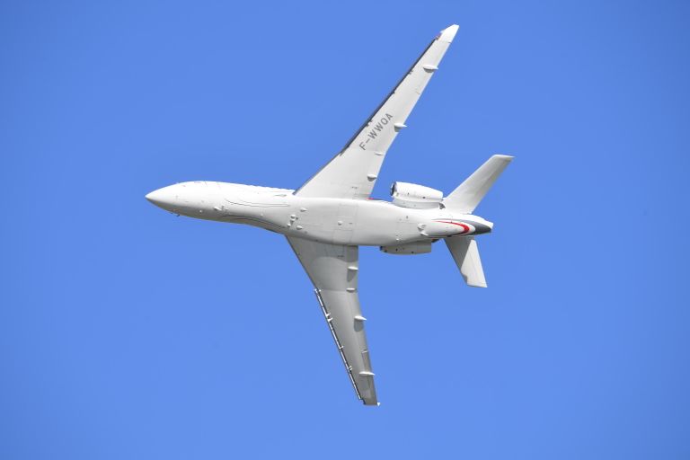 Реактивный самолёт бизнес-класса. Выпускается компанией Dassault Aviation, сконструирован на базе Falcon 900 совершает полет на международном аэрокосмическом салоне Paris Air Show 2019 во Франции Реактивный самолёт бизнес-класса. Выпускается компанией Dassault Aviation, сконструирован на базе Falcon 900 совершает полет на международном аэрокосмическом салоне Paris Air Show 2019 во Франции