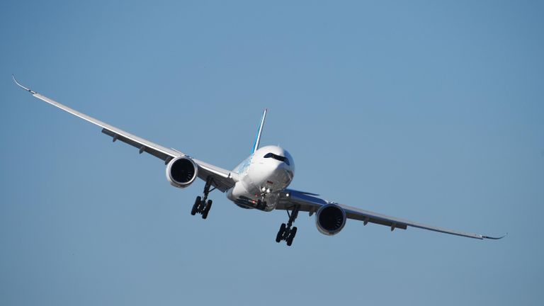 Широкофюзеляжный пассажирский самолёт фирмы Airbus A330 совершает полет на международном аэрокосмическом салоне Paris Air Show 2019 во Франции Широкофюзеляжный пассажирский самолёт фирмы Airbus A330 совершает полет на международном аэрокосмическом салоне Paris Air Show 2019 во Франции