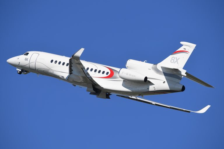 Реактивный самолёт бизнес-класса. Выпускается компанией Dassault Aviation, сконструирован на базе Falcon 900 совершает полет на международном аэрокосмическом салоне Paris Air Show 2019 во Франции Реактивный самолёт бизнес-класса. Выпускается компанией Dassault Aviation, сконструирован на базе Falcon 900 совершает полет на международном аэрокосмическом салоне Paris Air Show 2019 во Франции