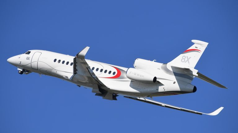 Реактивный самолёт бизнес-класса. Выпускается компанией Dassault Aviation, сконструирован на базе Falcon 900 совершает полет на международном аэрокосмическом салоне Paris Air Show 2019 во Франции Реактивный самолёт бизнес-класса. Выпускается компанией Dassault Aviation, сконструирован на базе Falcon 900 совершает полет на международном аэрокосмическом салоне Paris Air Show 2019 во Франции