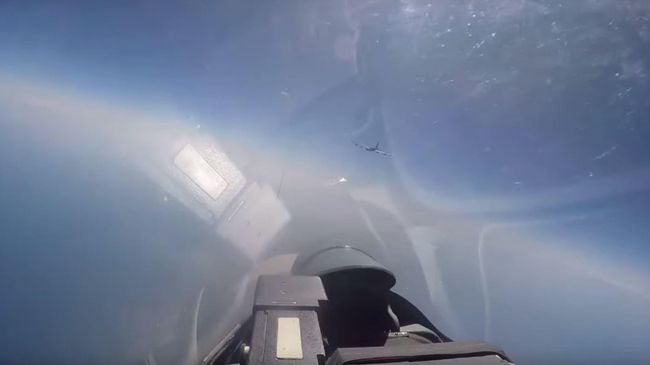 Кадры перехвата истребителями Су-27 американских бомбардировщиков B-52 Кадры перехвата истребителями Су-27 американских бомбардировщиков B-52
