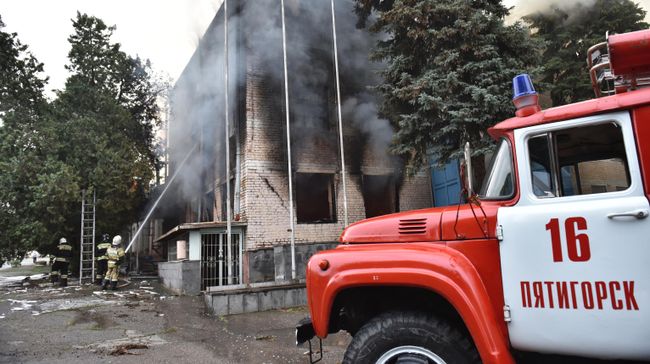 Машина пожарной службы МЧС рядом с горящим зданием в поселке Горячеводском в Пятигорске Машина пожарной службы МЧС рядом с горящим зданием в поселке Горячеводском в Пятигорске