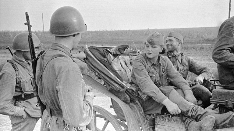 Разведчица Катя из Одессы беседует с бойцами. Район Красный Дальник Разведчица Катя из Одессы беседует с бойцами. Район Красный Дальник