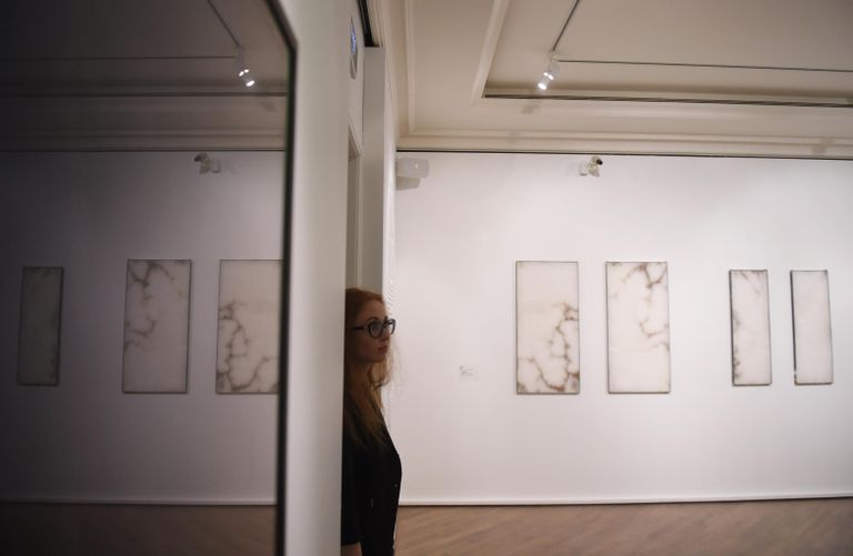 Посетительница на пресс-показе выставки Коллекция Fondation Louis Vuitton. Избранное в ГМИИ