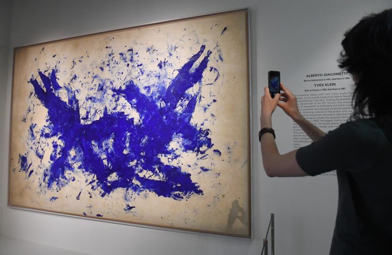 Посетительница фотографирует работу Ива Кляйна на пресс-показе выставки Коллекция Fondation Louis Vuitton. Избранное в ГМИИ