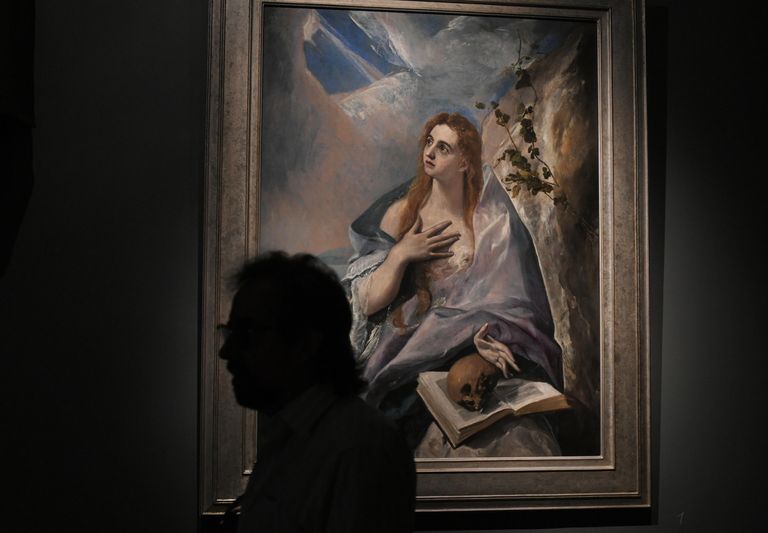 Посетитель у картины Эль Греко Кающаяся Мария Магдалина на пресс-показе выставки Щукин. Биография коллекции в ГМИИ
