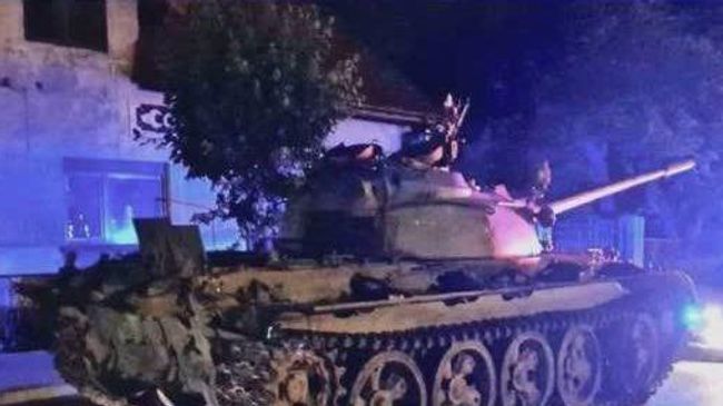 Пьяный поляк прокатился по центру города на советском танке Пьяный поляк прокатился по центру города на советском танке