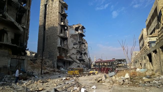 Здания, разрушенные в ходе боевых действий между правительственными войсками и боевиками в одном из районов восточной части сирийского Алеппо Здания, разрушенные в ходе боевых действий между правительственными войсками и боевиками в одном из районов восточной части сирийского Алеппо