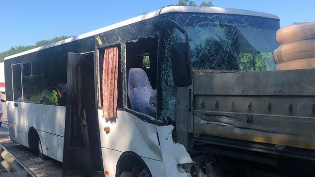 Автобус врезался в большегруз на автодороге А-146 в Краснодарском крае. 19 июня 2019 Автобус врезался в большегруз на автодороге А-146 в Краснодарском крае. 19 июня 2019