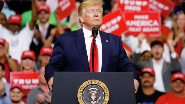 Президент США Дональд Трамп на встрече с избирателями в Орландо Президент США Дональд Трамп на встрече с избирателями в Орландо