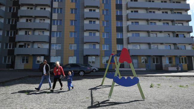 Семья во дворе нового дома в Новосибирске