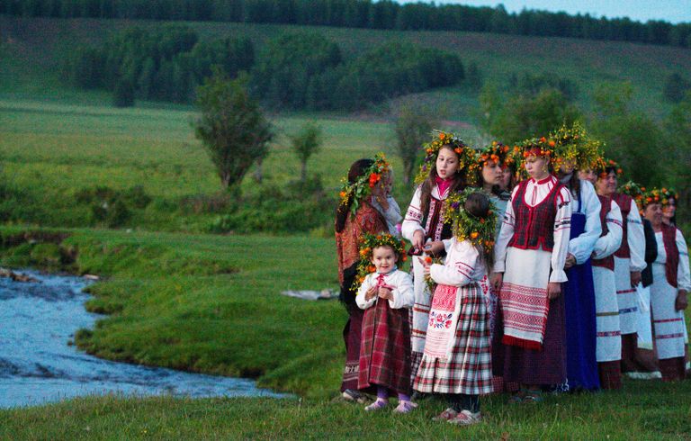 Дети во время праздника Русалье в белорусской деревне Ахины