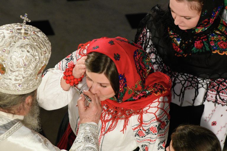 Причащение верующих во время Рождественского богослужения в Киево-Печерской лавр Причащение верующих во время Рождественского богослужения в Киево-Печерской лавр