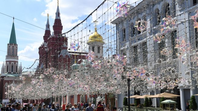 Прохожие на Никольской улице Прохожие на Никольской улице