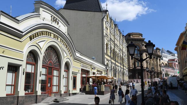 Прохожие на улице Кузнецкий мост в Москве Прохожие на улице Кузнецкий мост в Москве
