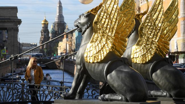 Банковский мост в Санкт-Петербурге. Архивное фото Банковский мост в Санкт-Петербурге. Архивное фото