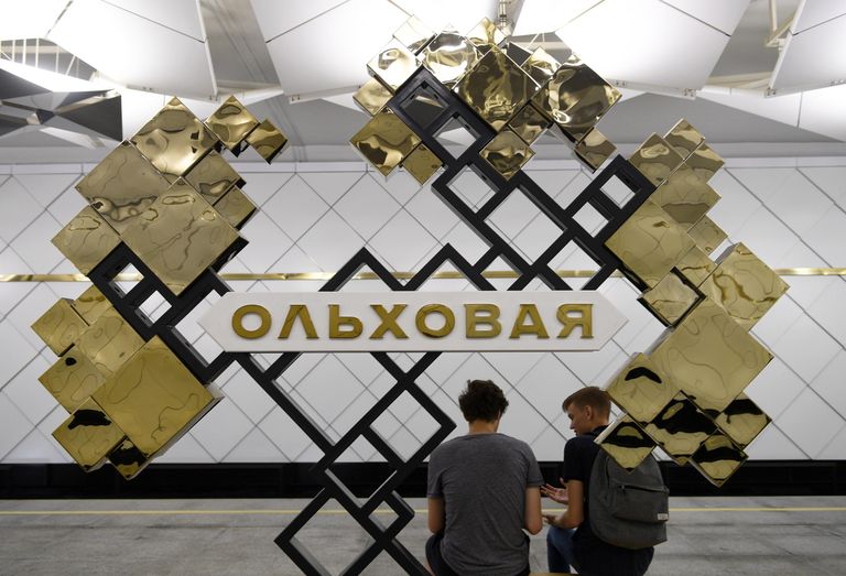 Пассажиры на станции метро Ольховая Сокольнической линии