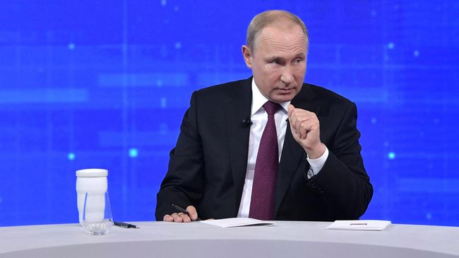 Президент РФ Владимир Путин отвечает на вопросы россиян во время ежегодной специальной программы Прямая линия с Владимиром Путиным Президент РФ Владимир Путин отвечает на вопросы россиян во время ежегодной специальной программы Прямая линия с Владимиром Путиным