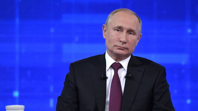 Президент РФ Владимир Путин отвечает на вопросы россиян во время ежегодной специальной программы Прямая линия с Владимиром Путиным Президент РФ Владимир Путин отвечает на вопросы россиян во время ежегодной специальной программы Прямая линия с Владимиром Путиным