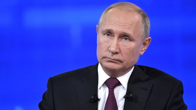 Президент РФ Владимир Путин отвечает на вопросы россиян во время ежегодной специальной программы Прямая линия с Владимиром Путиным