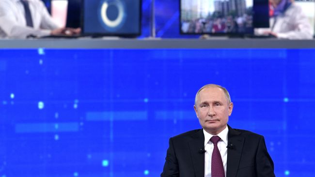 Президент РФ Владимир Путин отвечает на вопросы россиян во время ежегодной специальной программы Прямая линия с Владимиром Путиным Президент РФ Владимир Путин отвечает на вопросы россиян во время ежегодной специальной программы Прямая линия с Владимиром Путиным