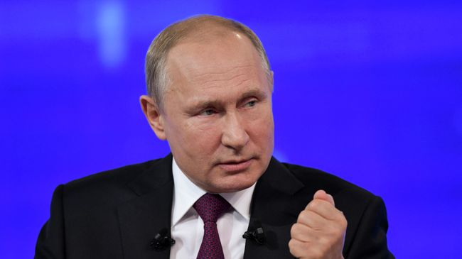 Президент РФ Владимир Путин отвечает на вопросы россиян во время ежегодной специальной программы Прямая линия с Владимиром Путиным Президент РФ Владимир Путин отвечает на вопросы россиян во время ежегодной специальной программы Прямая линия с Владимиром Путиным