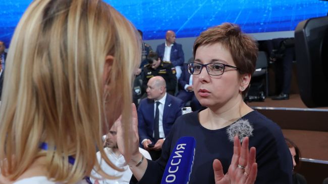 Нюта Федермессер в Гостином дворе перед началом ежегодной специальной программы Прямая линия с Владимиром Путиным Нюта Федермессер в Гостином дворе перед началом ежегодной специальной программы Прямая линия с Владимиром Путиным