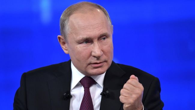 Президент РФ Владимир Путин отвечает на вопросы россиян во время ежегодной специальной программы Прямая линия с Владимиром Путиным Президент РФ Владимир Путин отвечает на вопросы россиян во время ежегодной специальной программы Прямая линия с Владимиром Путиным