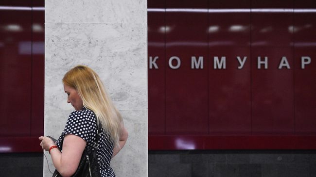 Пассажирка на станции метро Коммунарка Сокольнической линии Пассажирка на станции метро Коммунарка Сокольнической линии