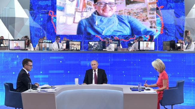 Президент РФ Владимир Путин во время ежегодной специальной программы Прямая линия с Владимиром Путиным Президент РФ Владимир Путин во время ежегодной специальной программы Прямая линия с Владимиром Путиным