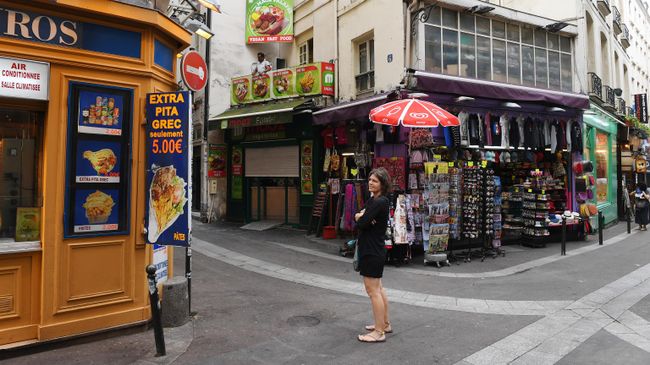 Женщина на улице латинского квартала Ла-Хюшет (Rue de la Huchette) в Париже Женщина на улице латинского квартала Ла-Хюшет (Rue de la Huchette) в Париже