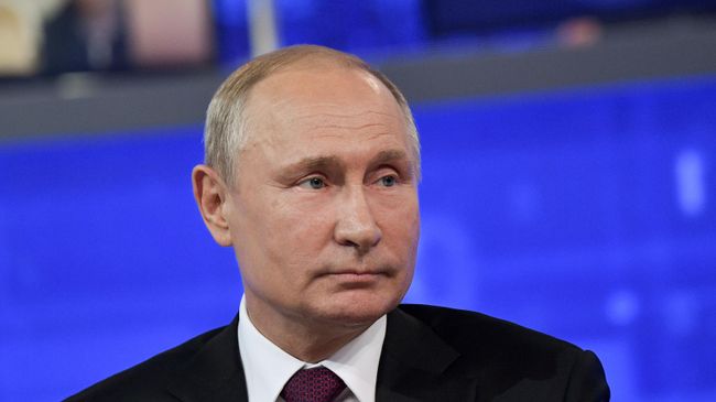 Президент РФ Владимир Путин отвечает на вопросы россиян во время ежегодной прямой линии