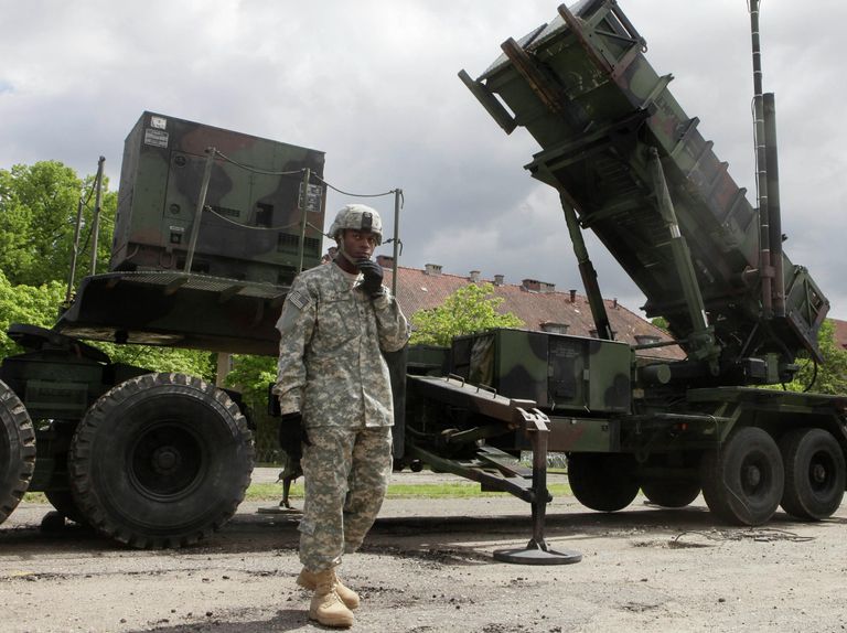 Американский военный стоит рядом с зенитно-ракетным комплексом Patriot на военной базе в Мораге, Польша