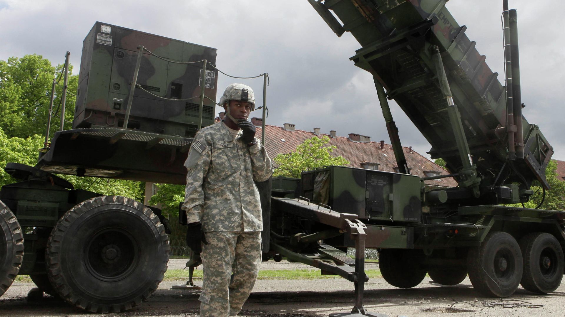 Американский военный стоит рядом с зенитно-ракетным комплексом Patriot на военной базе в Мораге, Польша Американский военный стоит рядом с зенитно-ракетным комплексом Patriot на военной базе в Мораге, Польша - РИА Новости, 1920, 26.01.2022