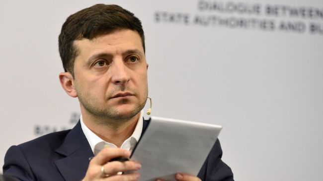 Президент Украины Владимир Зеленский во время встречи с представителями бизнеса на форуме Диалог власти и бизнеса в Киеве. 20 июня 2019 Президент Украины Владимир Зеленский во время встречи с представителями бизнеса на форуме Диалог власти и бизнеса в Киеве. 20 июня 2019